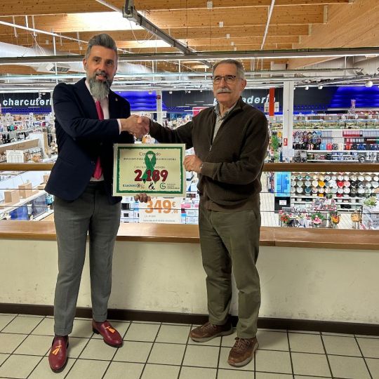 E-Leclerc León recauda más de 2.000 euros de donativo para la Asociación Española contra el Cáncer
