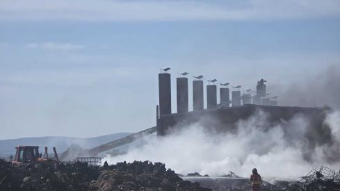 La Bañeza mantiene la vigilancia: El incendio de la nave continúa activo aunque evoluciona favorablemente