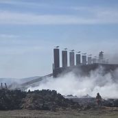 La Bañeza mantiene la vigilancia: El incendio de la nave continúa activo aunque evoluciona favorablemente