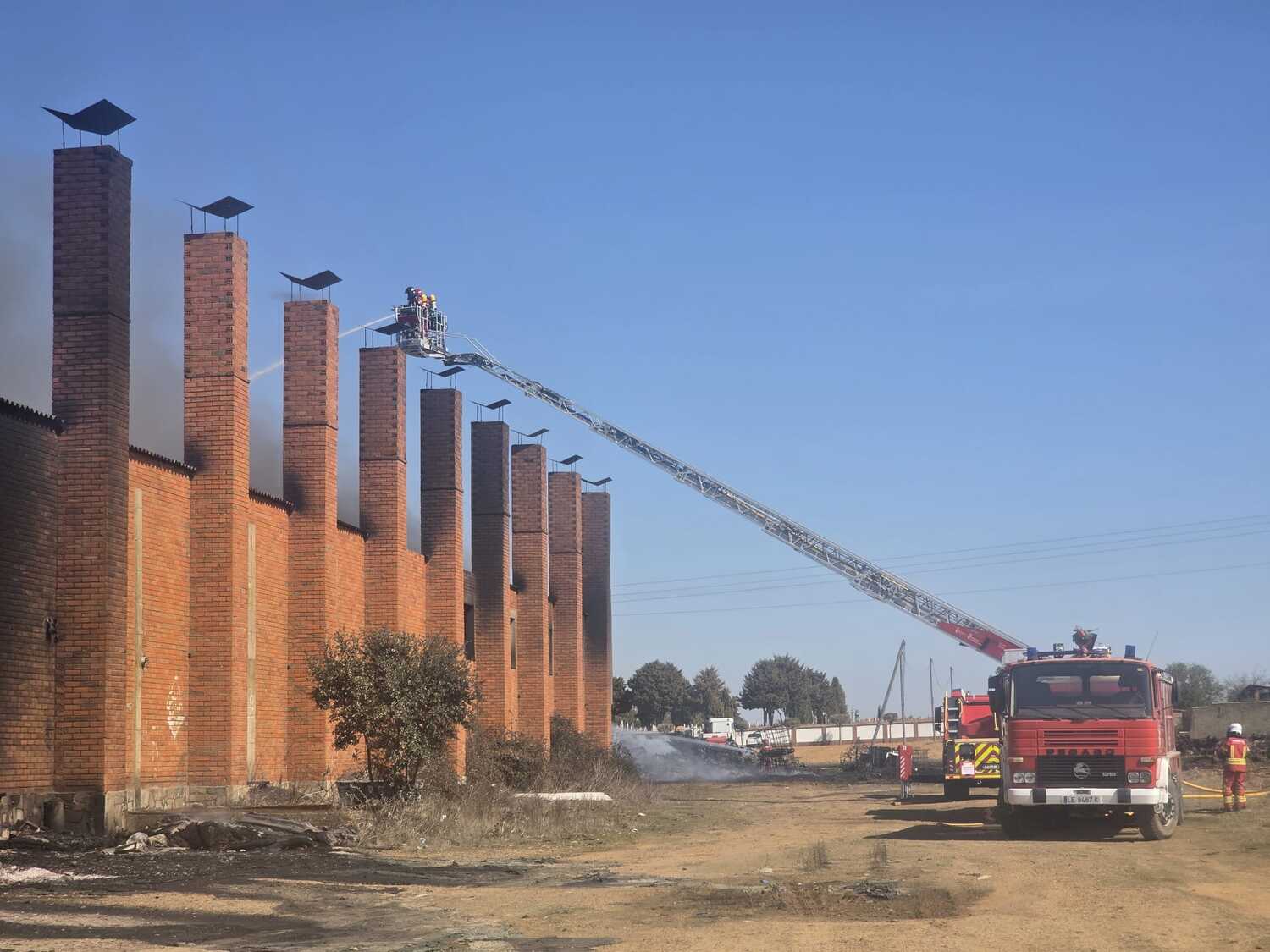 Trabajos del operativo en el incendio de la nave de plásticos de La Bañeza