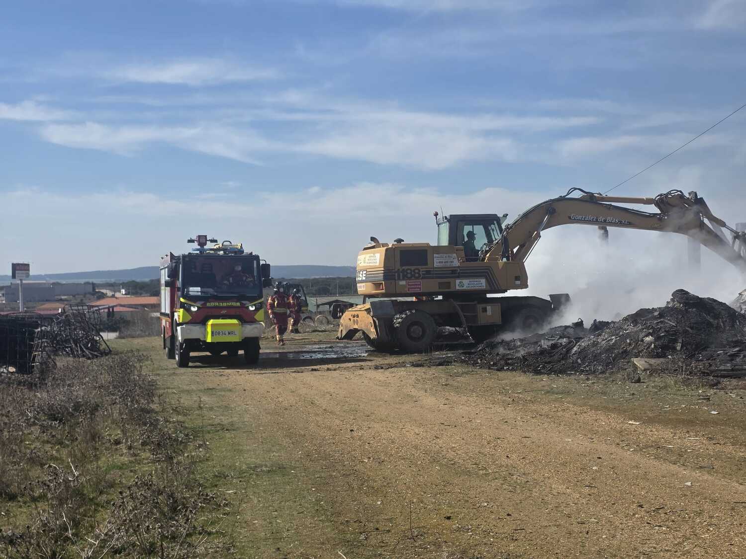 Trabajos del operativo en el incendio de la nave de plásticos de La Bañeza