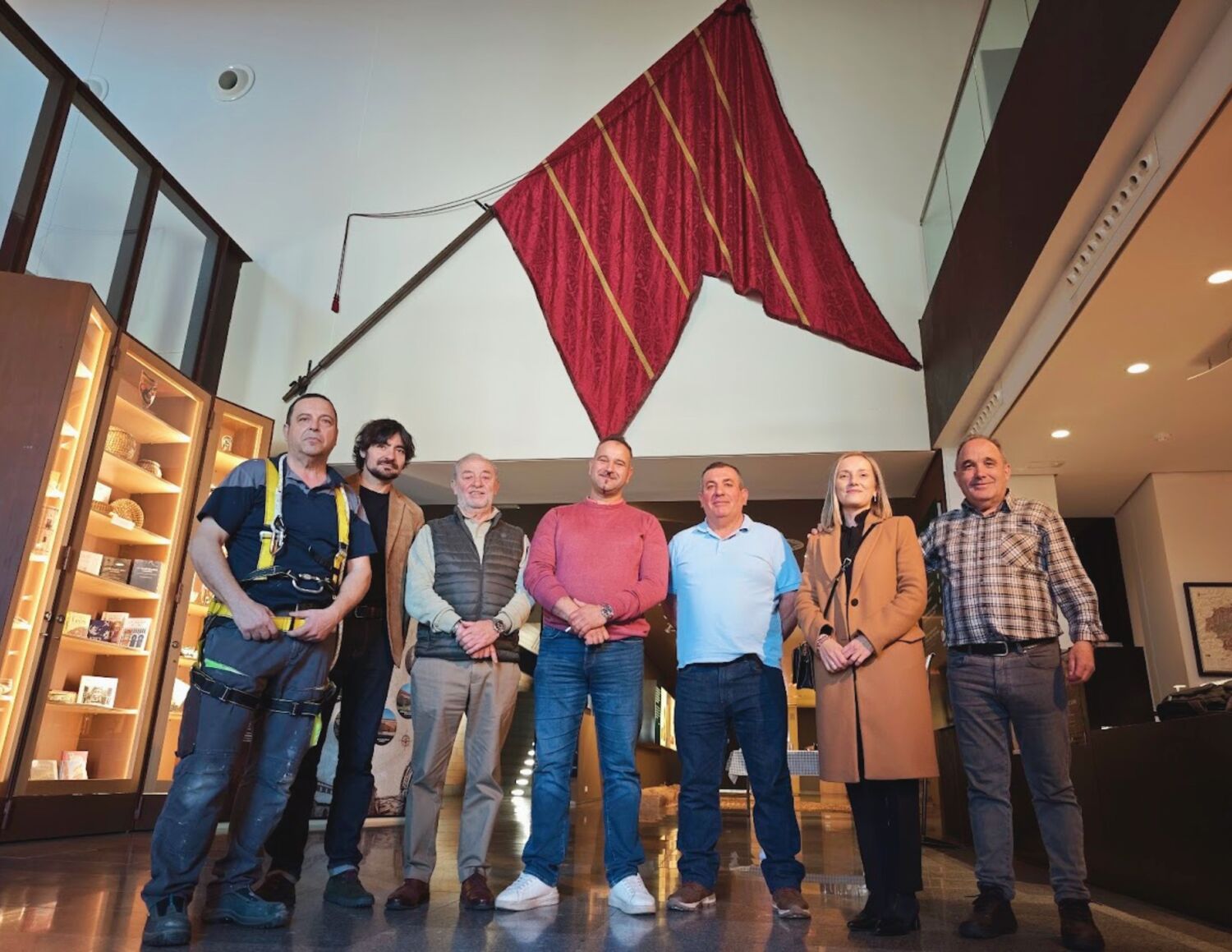 Una gran réplica que representa a todos los pendones leoneses da la bienvenida a los visitantes del Museo de los Pueblos