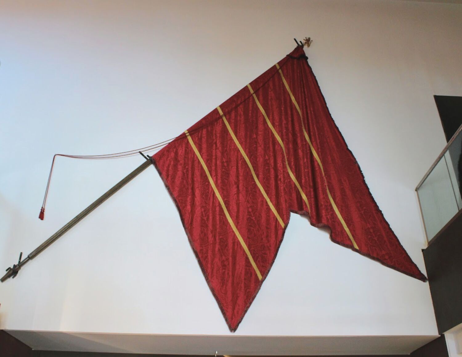 Una gran réplica que representa a todos los pendones leoneses da la bienvenida a los visitantes del Museo de los Pueblos