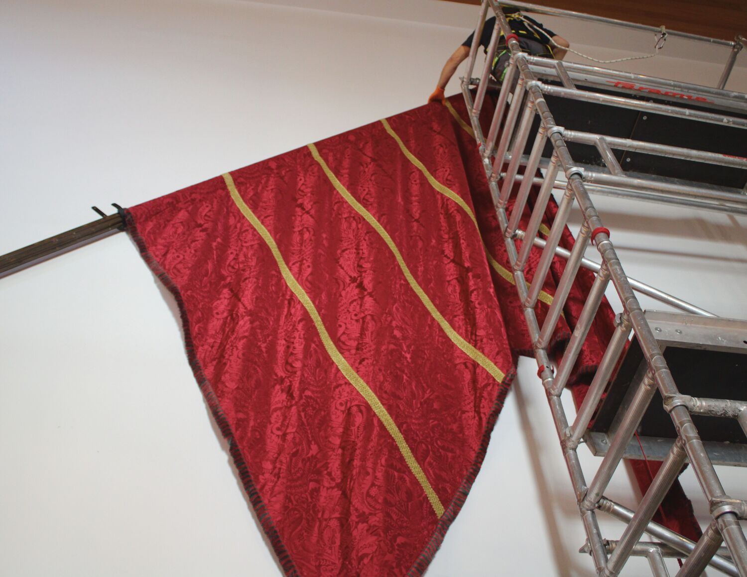 Una gran réplica que representa a todos los pendones leoneses da la bienvenida a los visitantes del Museo de los Pueblos