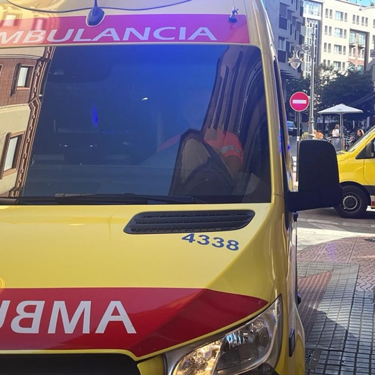 Imagen de archivo de una ambulancia | Accidente entre 3 vehículos en Valverde de la Virgen Imagen de archivo de una ambulancia | Accidente entre 3 vehículos en Valverde de la Virgen