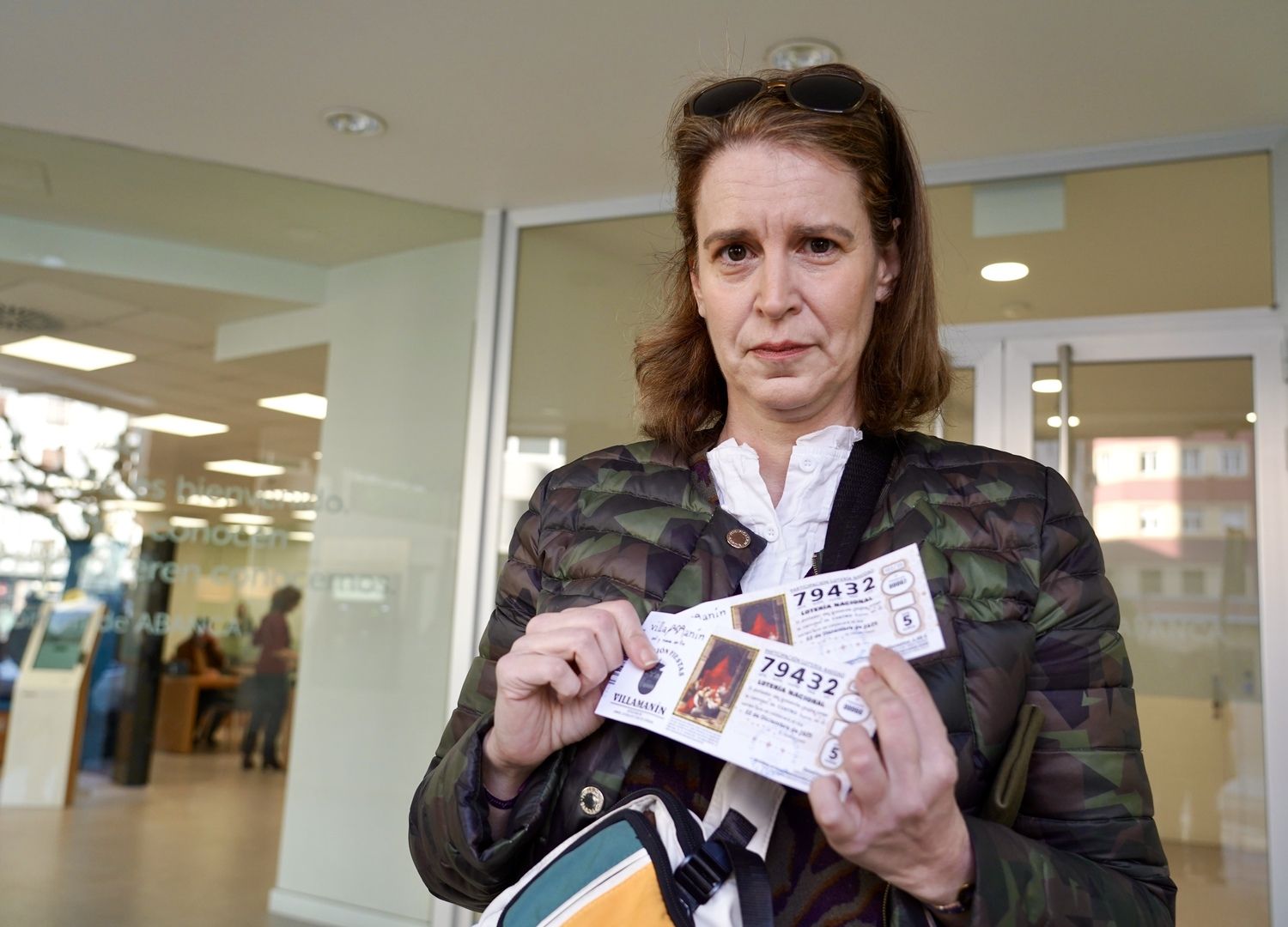 Los agraciados con el Gordo de la Lotería de Navidad de Villamanín acuden a cobrar el premio | Carlos S. Campillo / ICAL