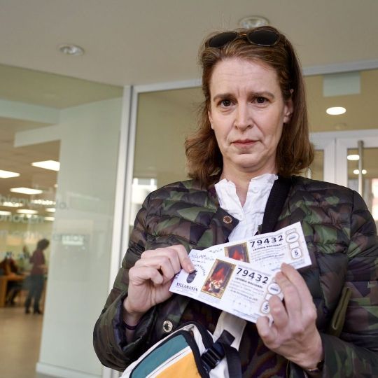 Los agraciados con el Gordo de la Lotería de Navidad de Villamanín acuden a cobrar el premio | Carlos S. Campillo / ICAL