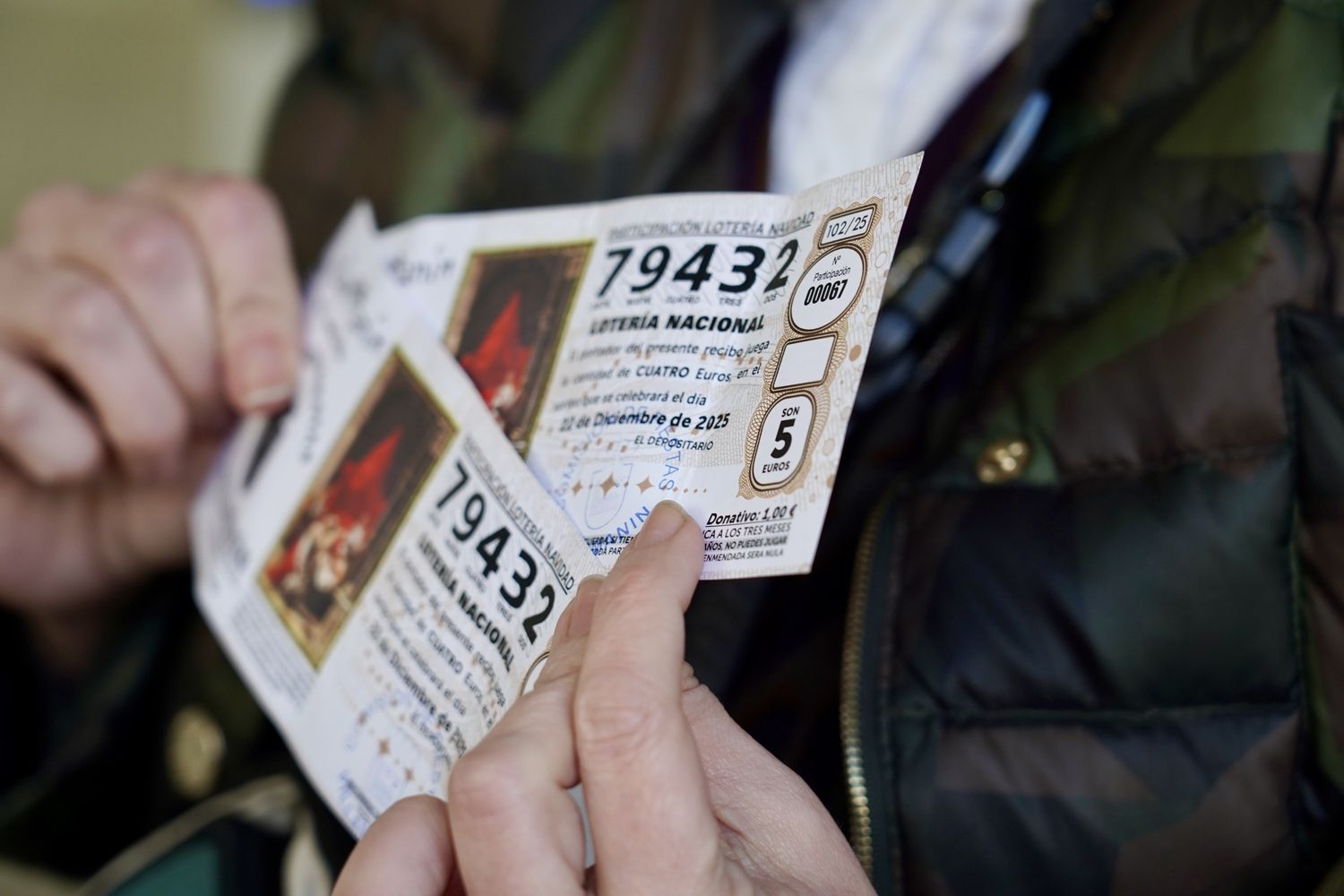 Los agraciados con el Gordo de la Lotería de Navidad de Villamanín acuden a cobrar el premio | Carlos S. Campillo / ICAL