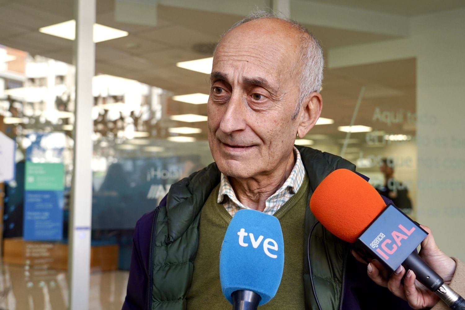 Los agraciados con el Gordo de la Lotería de Navidad de Villamanín acuden a cobrar el premio | Carlos S. Campillo / ICAL