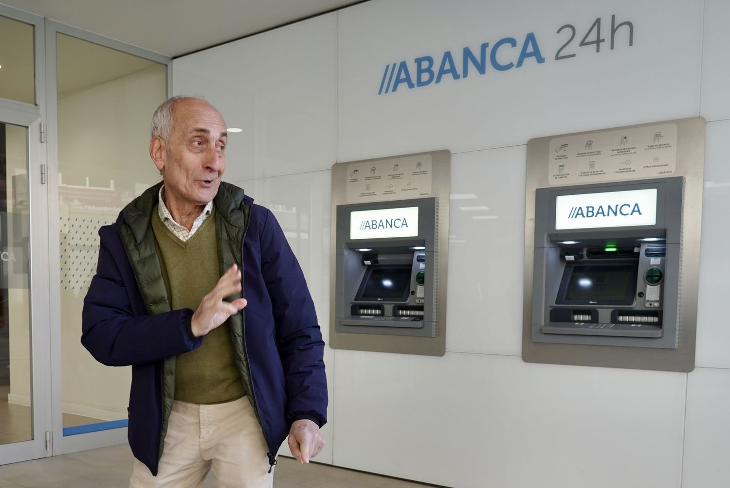 Los agraciados con el Gordo de la Lotería de Navidad de Villamanín acuden a cobrar el premio | Carlos S. Campillo / ICAL