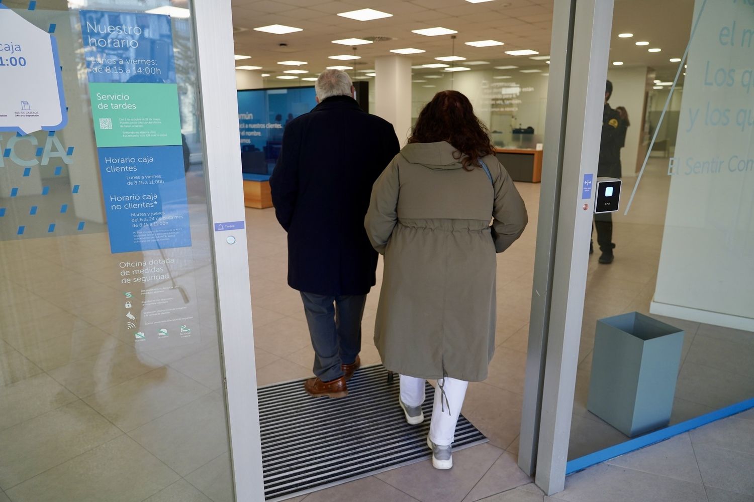 Los agraciados con el Gordo de la Lotería de Navidad de Villamanín acuden a cobrar el premio | Carlos S. Campillo / ICAL