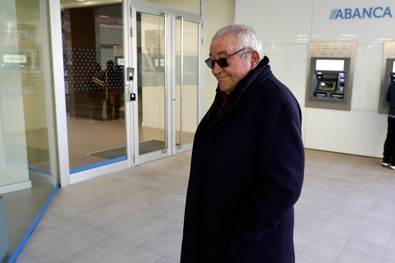 Los agraciados con el Gordo de la Lotería de Navidad de Villamanín acuden a cobrar el premio | Carlos S. Campillo / ICAL