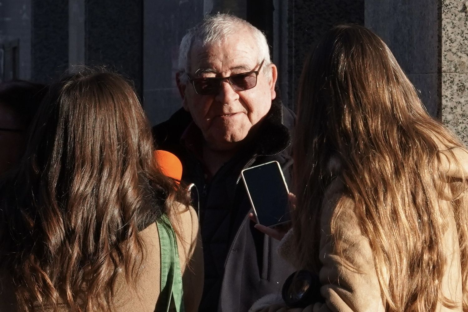 Los agraciados con el Gordo de la Lotería de Navidad de Villamanín acuden a cobrar el premio | Carlos S. Campillo / ICAL