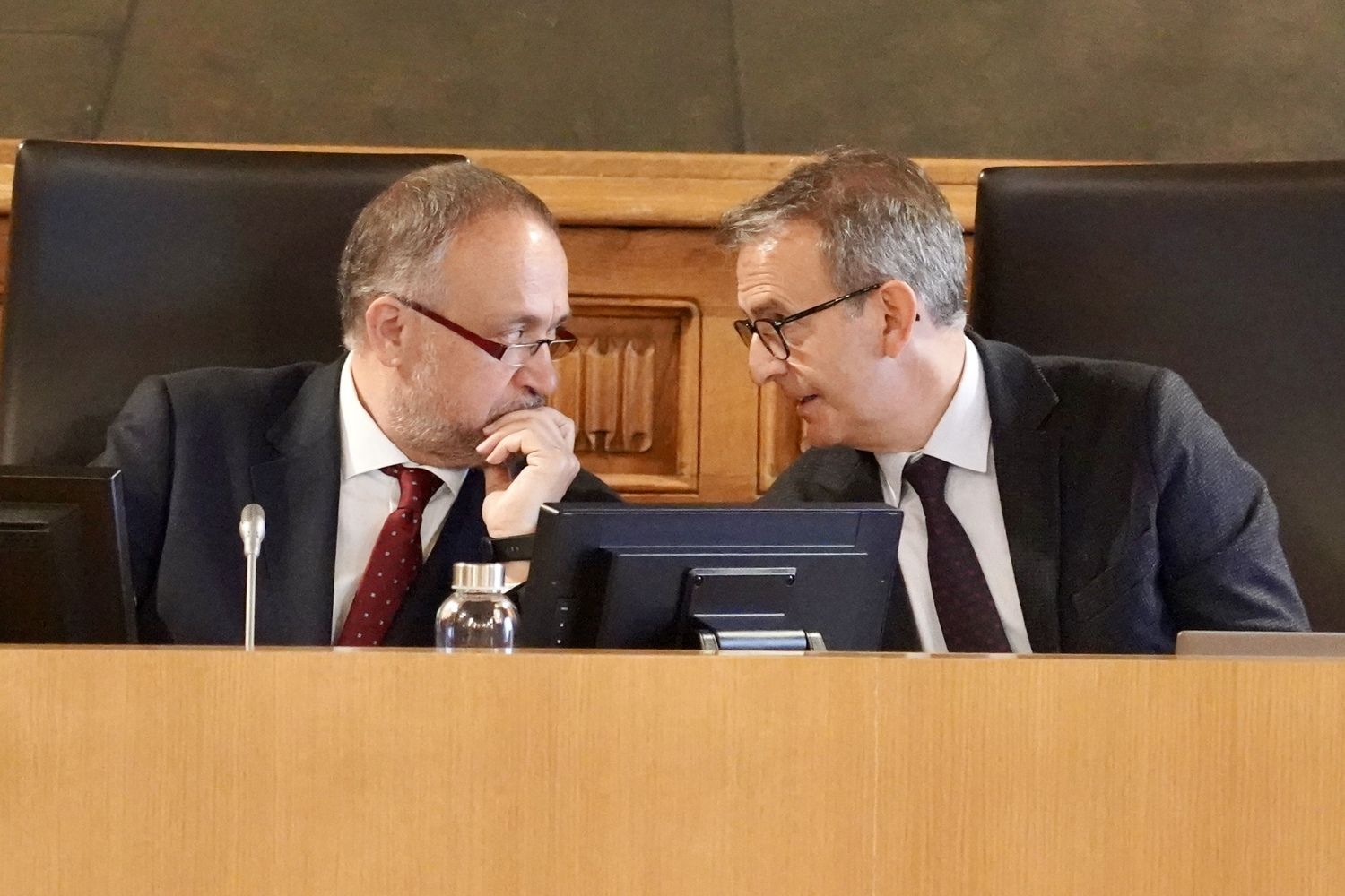 Gerardo Álvarez Courel, presidente de la Diputación de León, y Santiago Dorado, diputado responsable de Hacienda durante la celebración del pleno | Carlos S. Campillo / ICAL