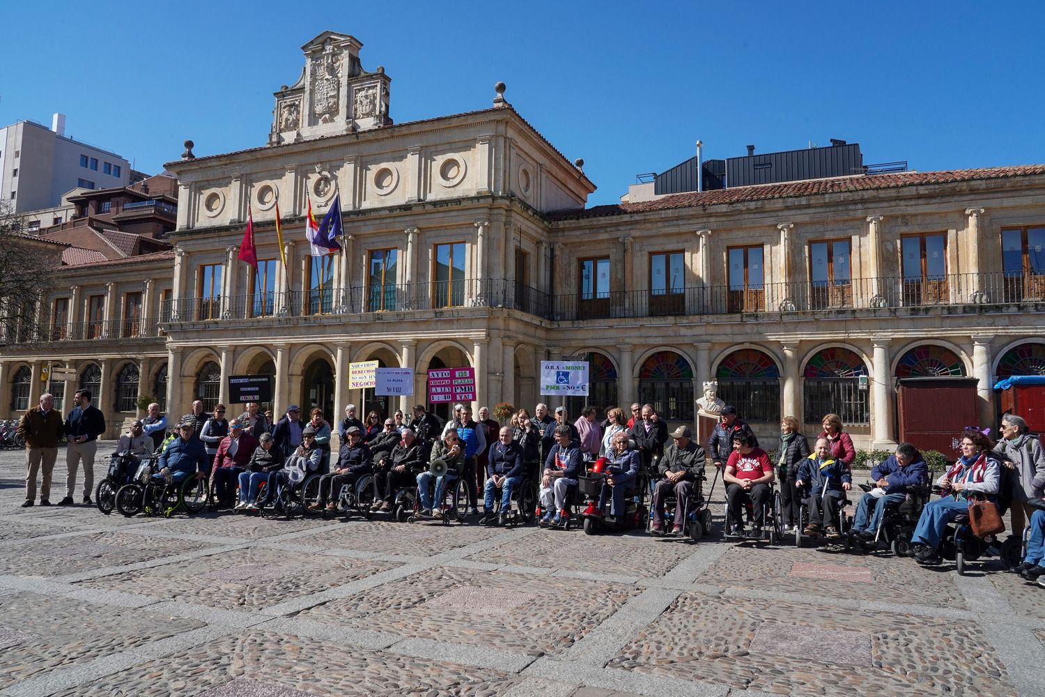 Personas con movilidad reducida reclaman 125 plazas más de aparcamiento en León | Carlos S. Campillo / ICAL
