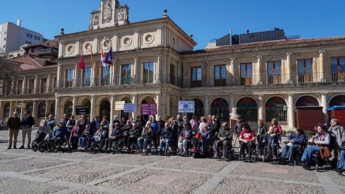 Personas con movilidad reducida reclaman 125 plazas más de aparcamiento en León | Carlos S. Campillo / ICAL