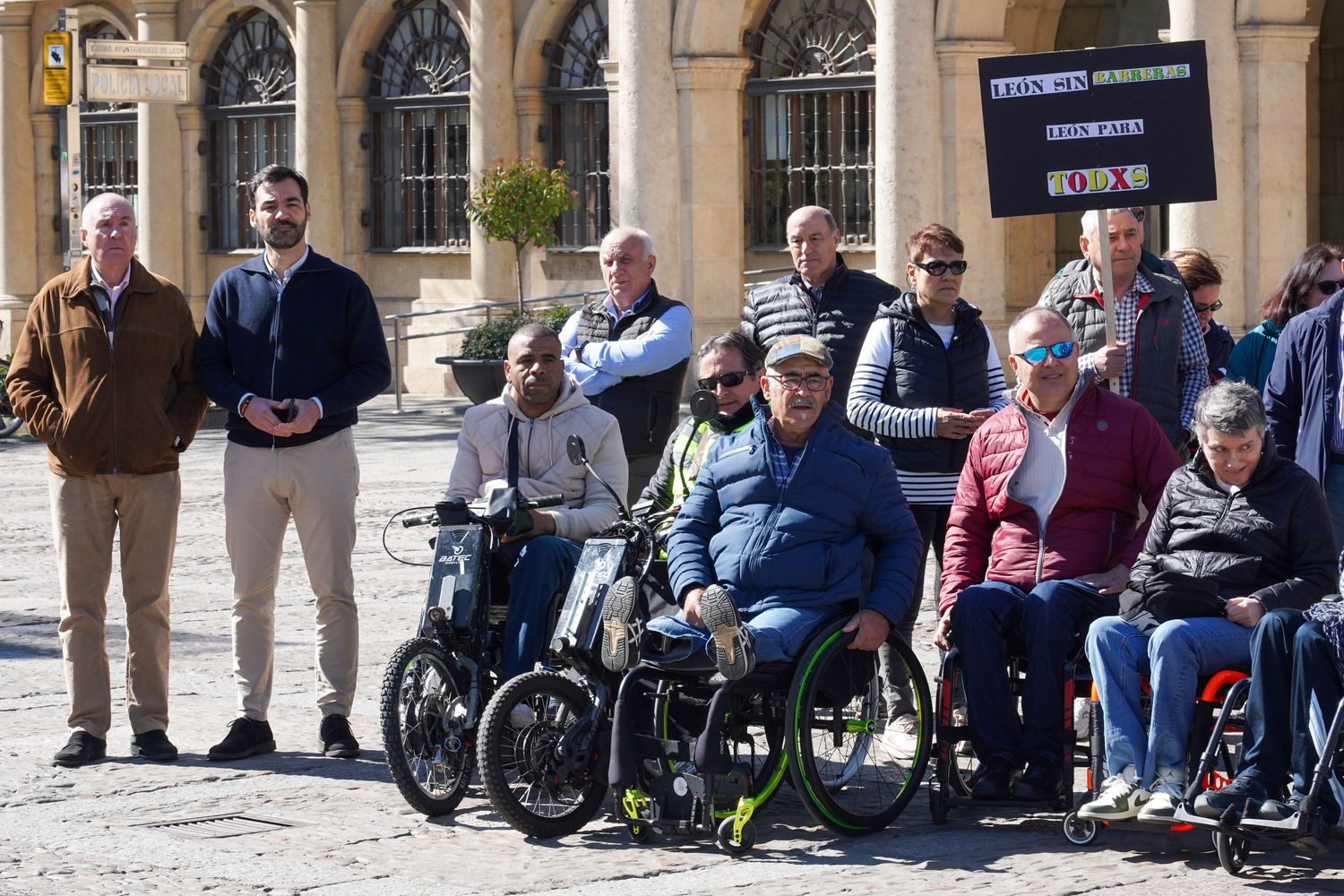 Concentración convocada para solicitar al Ayuntamiento de León más plazas para personas con movilidad reducida | Carlos S. Campillo / ICAL