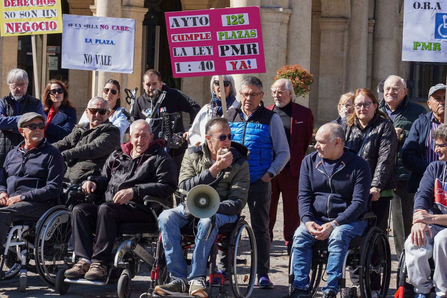 Concentración convocada para solicitar al Ayuntamiento de León más plazas para personas con movilidad reducida | Carlos S. Campillo / ICAL
