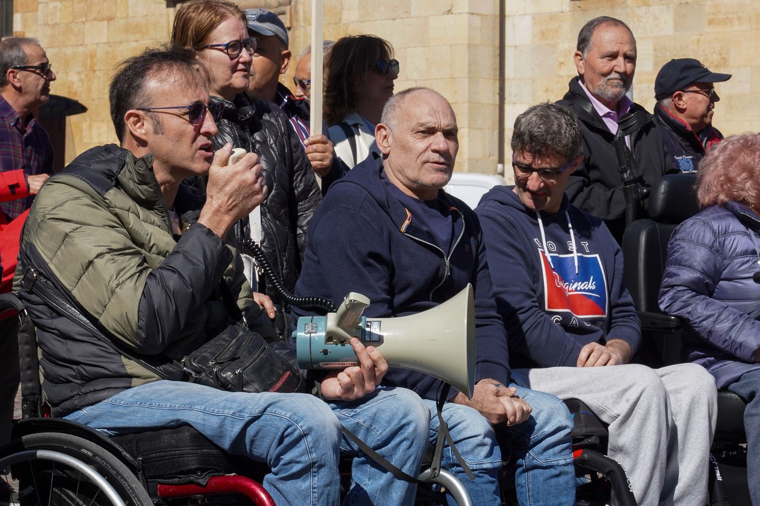 Concentración convocada para solicitar al Ayuntamiento de León más plazas para personas con movilidad reducida | Carlos S. Campillo / ICAL