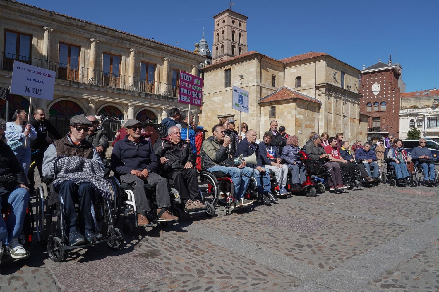 Concentración convocada para solicitar al Ayuntamiento de León más plazas para personas con movilidad reducida | Carlos S. Campillo / ICAL