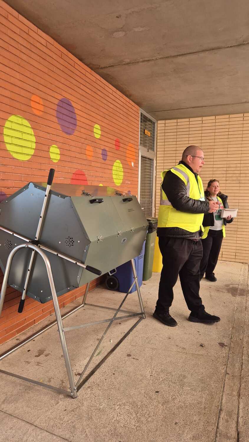 Explicaciones de los agentes medioambientales que han desgranado las ventajas del reciclaje en general y de la separación de residuos que genera compost y reduce las emisiones de CO2 Explicaciones de los agentes medioambientales que han desgranado las ventajas del reciclaje en general y de la separación de residuos que genera compost y reduce las emisiones de CO2