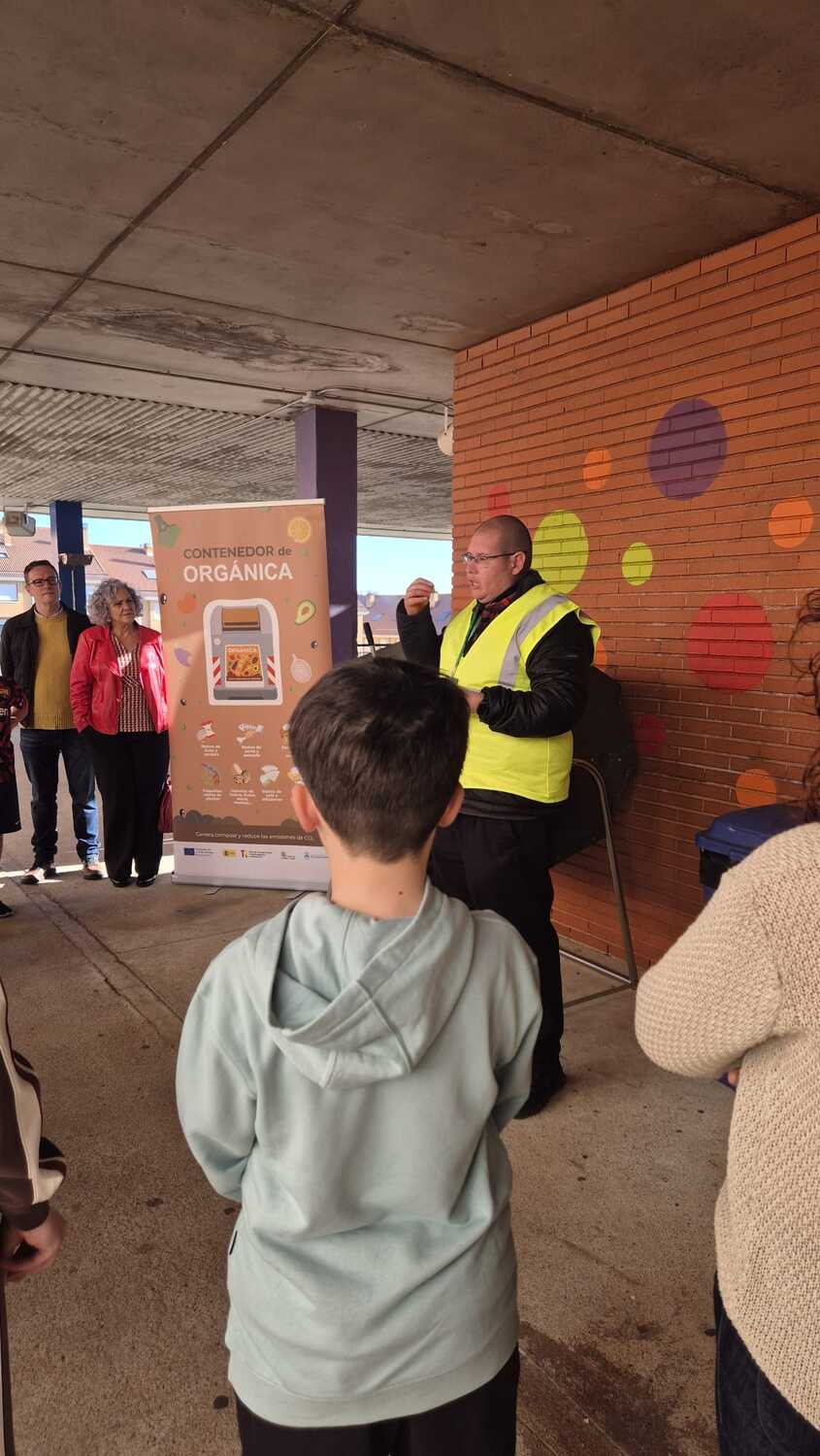 Explicaciones de los agentes medioambientales que han desgranado las ventajas del reciclaje en general y de la separación de residuos que genera compost y reduce las emisiones de CO2 Explicaciones de los agentes medioambientales que han desgranado las ventajas del reciclaje en general y de la separación de residuos que genera compost y reduce las emisiones de CO2