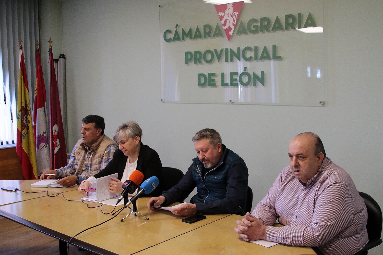 Comparecencia de las organizaciones agrarias leonesas para hablar de la renovación de contratos con la industria lechera | Peio García / ICAL