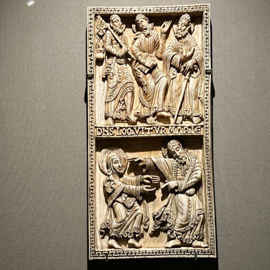 La exposición ‘Reina Ella’ de León en León incorpora una pieza de marfil del siglo XII