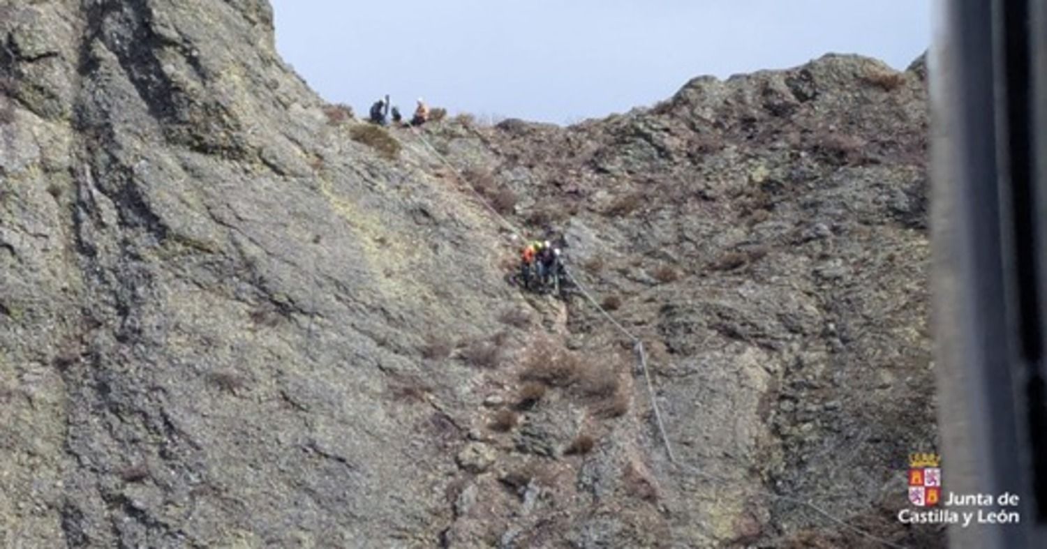 Rescatados tres escaladores mientras descendían el Pico Mirador en Boca de Huérgano (León) Rescatados tres escaladores mientras descendían el Pico Mirador en Boca de Huérgano (León)