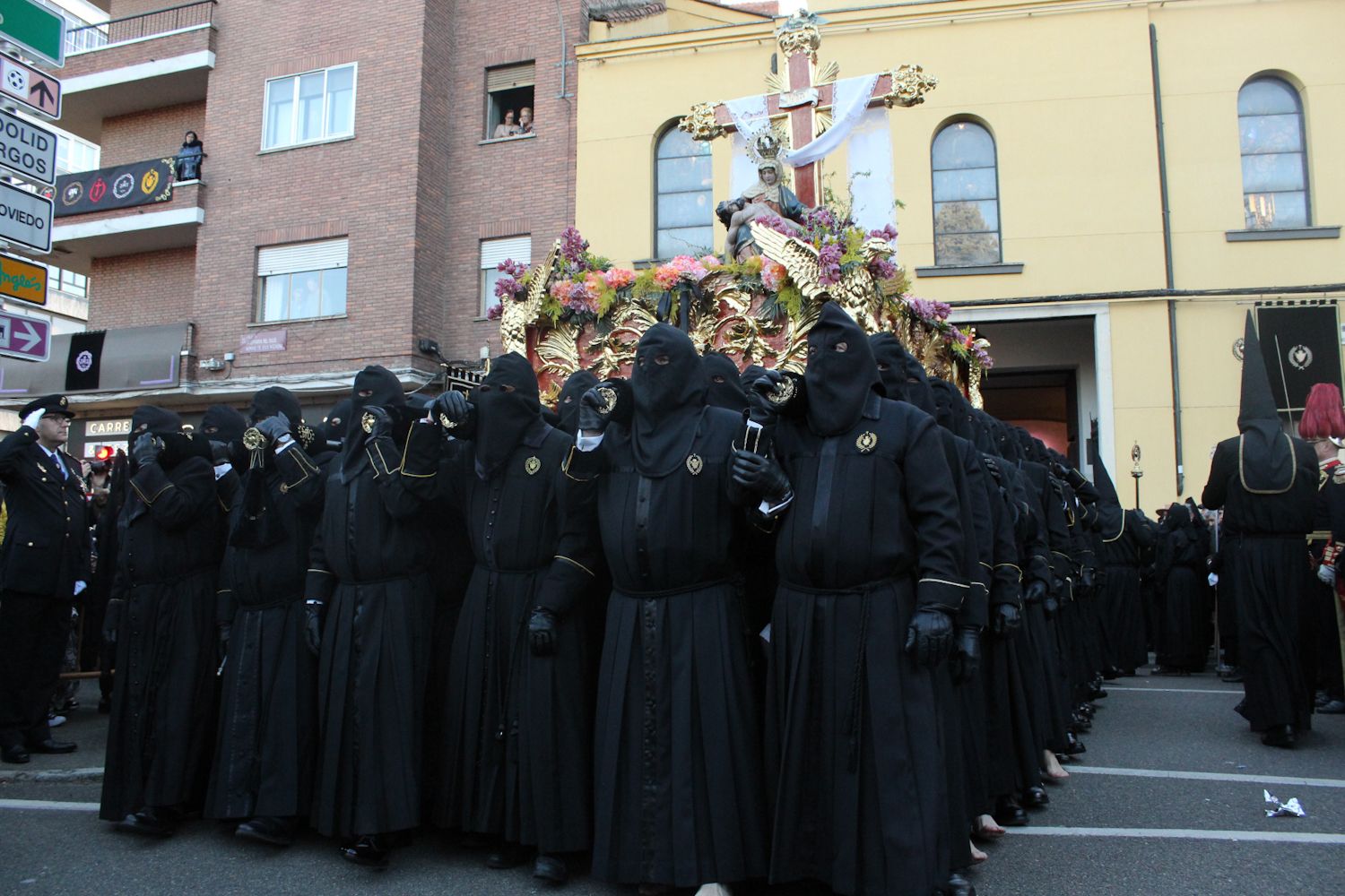 Angustias, el Nazareno y Minerva llenan León de Pasión | José Martín