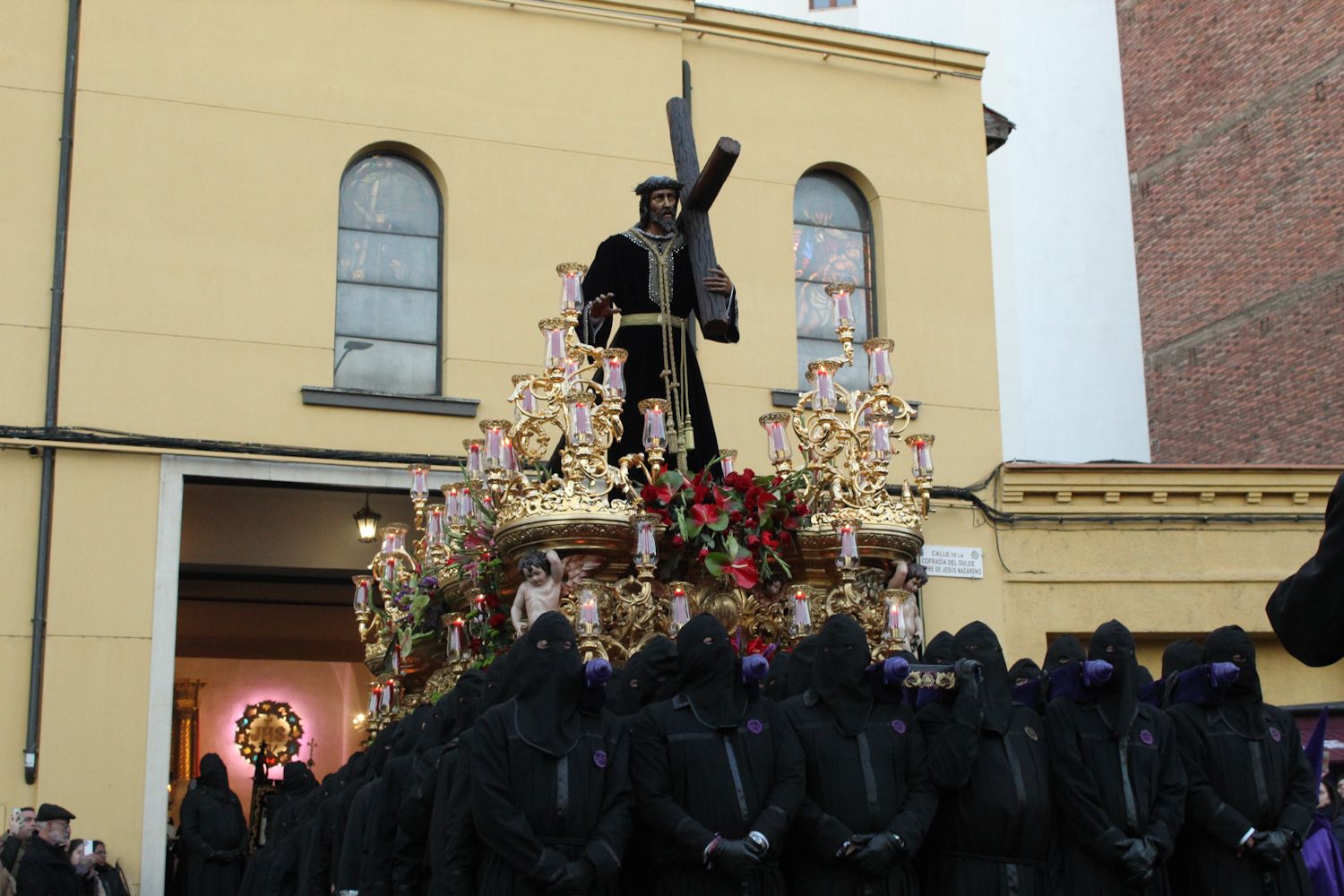 La 'marea negra' del Lunes Santo: Las tres cofradías centenarias de León llenan la ciudad de Pasión | José Martín