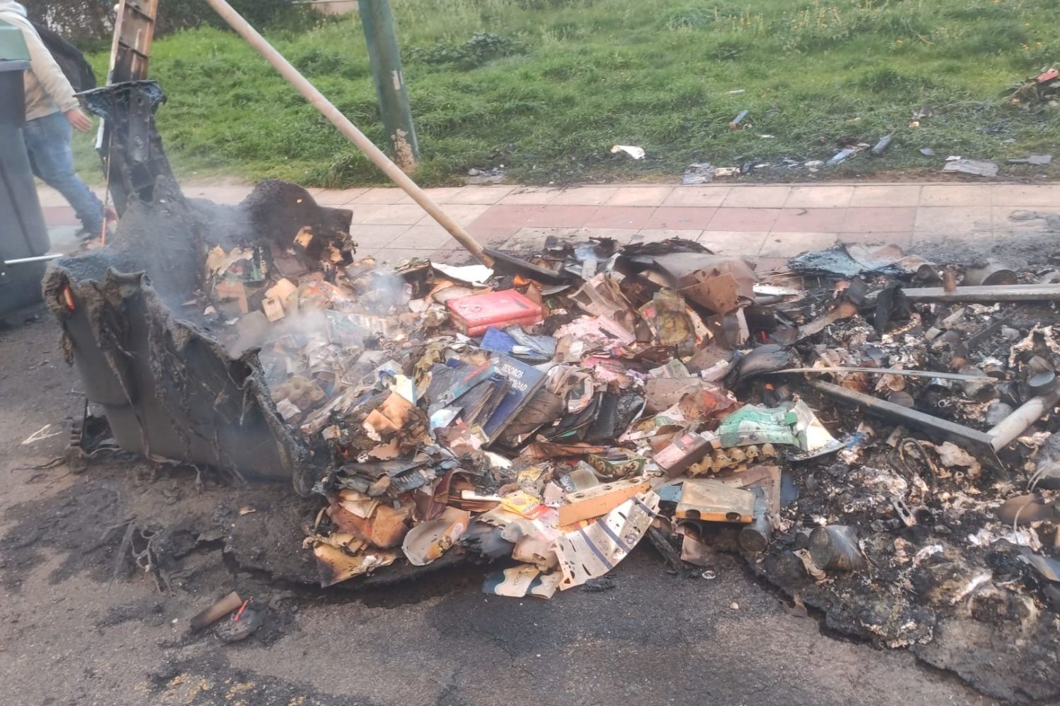 Refuerzan la vigilancia tras la oleada de contenedores calcinados en Trobajo del Camino Refuerzan la vigilancia tras la oleada de contenedores calcinados en Trobajo del Camino