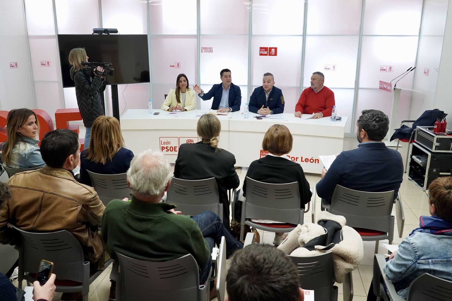 El secretario de Organización del PSOE de Castilla y León, Daniel de la Rosa, y el de León, Daniel San José, tras una reunión de trabajo y análisis del resultado electoral | Carlos S. Campillo / ICAL El secretario de Organización del PSOE de Castilla y León, Daniel de la Rosa, y el de León, Daniel San José, tras una reunión de trabajo y análisis del resultado electoral | Carlos S. Campillo / ICAL