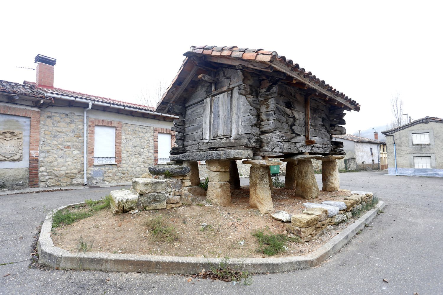 El hórreo de madera más antiguo de la provincia de León, situado en la localidad de Las Bodas | Carlos S. Campillo / ICAL