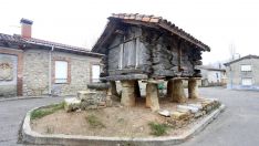 Imagen de archivo del hórreo de madera más antiguo de la provincia de León, situado en la localidad de Las Bodas | Carlos S. Campillo / ICAL