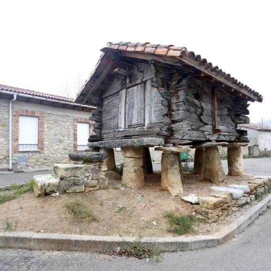 El hórreo de madera más antiguo de la provincia de León, situado en la localidad de Las Bodas | Carlos S. Campillo / ICAL El hórreo de madera más antiguo de la provincia de León, situado en la localidad de Las Bodas | Carlos S. Campillo / ICAL