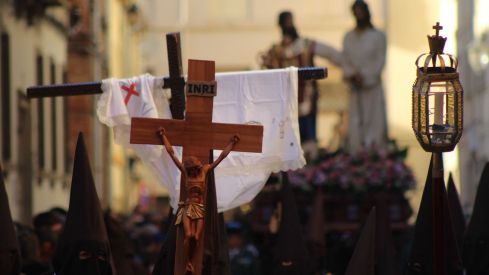 Doble liberación en León: la Procesión del Perdón concede un indulto y una libertad condicional | José Martín