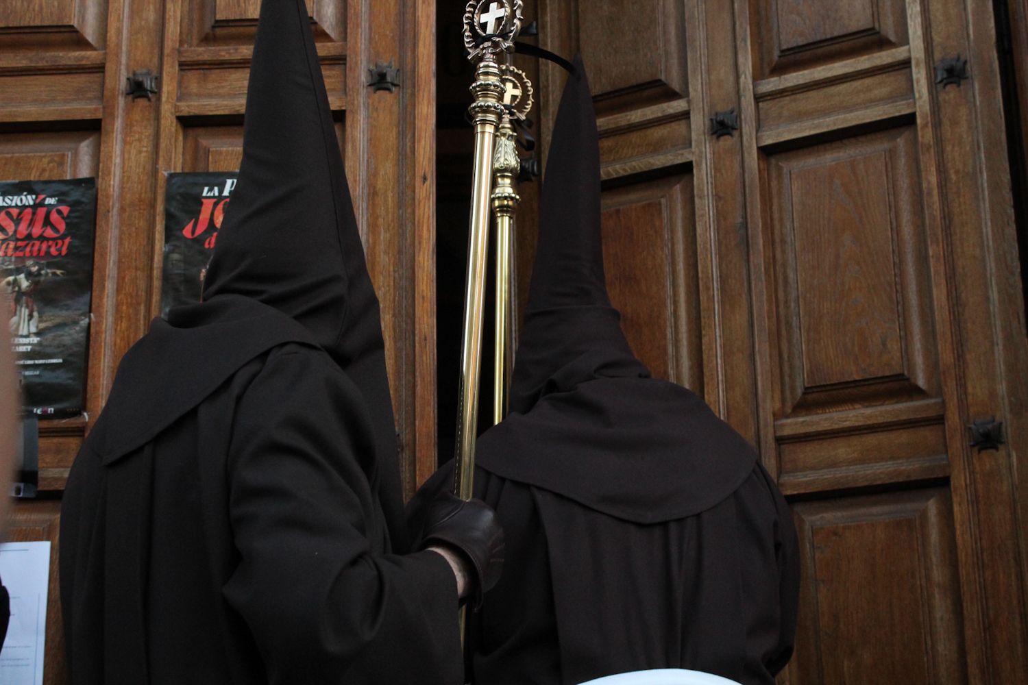 Doble liberación en León: la Procesión del Perdón concede un indulto y una libertad condicional | José Martín