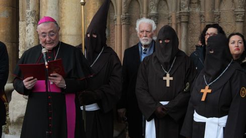 Doble liberación en León: la Procesión del Perdón concede un indulto y una libertad condicional | José Martín