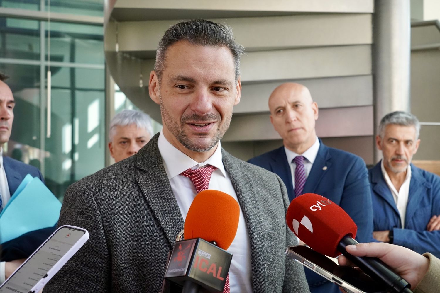 El gerente del Servicio Público de ECyL, Jesús Blanco, y el alcalde de León, José Antonio Diez, clausuran el programa mixto de formación y empleo ‘León Construye III’ e inauguran los programas de la nueva convocatoria en el Ayuntamiento de León | Campillo / ICAL