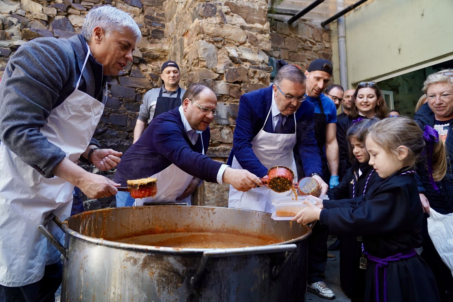 La Cofradía Nuestra Señora de las Angustias y Soledad de La Bañeza organiza la procesión del Santo Potajero, declarada de Interés Turístico Provincial | Carlos S. Campillo / ICAL