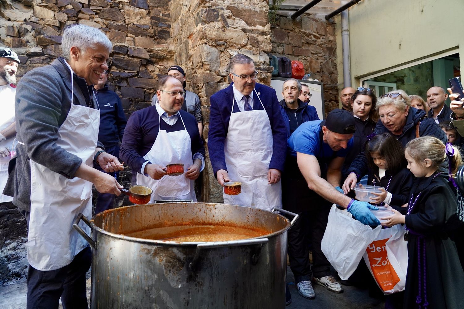 La Cofradía Nuestra Señora de las Angustias y Soledad de La Bañeza organiza la procesión del Santo Potajero, declarada de Interés Turístico Provincial | Carlos S. Campillo / ICAL