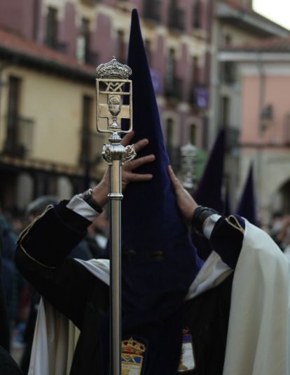 El casco histórico de León se rinde ante la Virgen de la Amargura | José Martín
