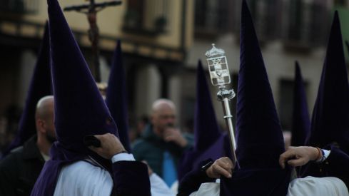 El casco histórico de León se rinde ante la Virgen de la Amargura | José Martín