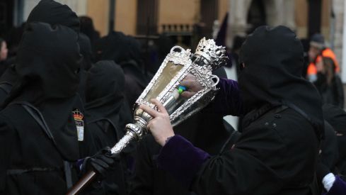 El casco histórico de León se rinde ante la Virgen de la Amargura | José Martín