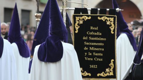 El casco histórico de León se rinde ante la Virgen de la Amargura | José Martín