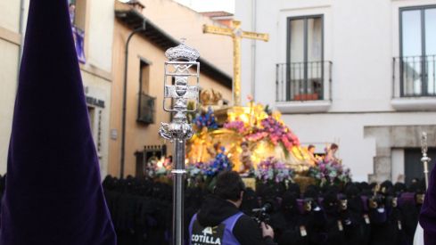 El casco histórico de León se rinde ante la Virgen de la Amargura | José Martín