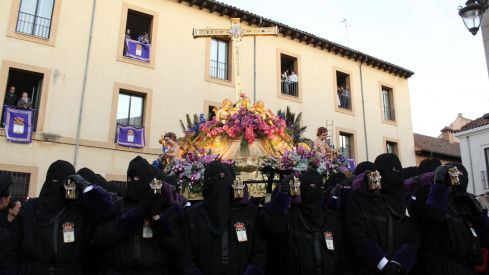 El casco histórico de León se rinde ante la Virgen de la Amargura | José Martín