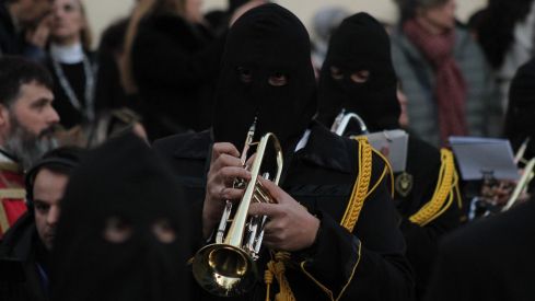 El casco histórico de León se rinde ante la Virgen de la Amargura | José Martín