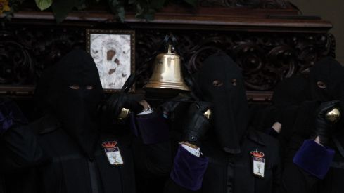 El casco histórico de León se rinde ante la Virgen de la Amargura | José Martín